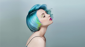 Niebieskie włosy – jak uzyskać kolor, jaką farbę wybrać?